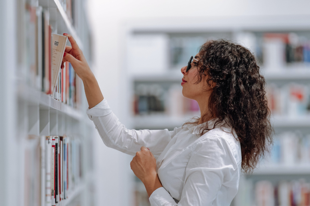 本を選ぶ人の画像