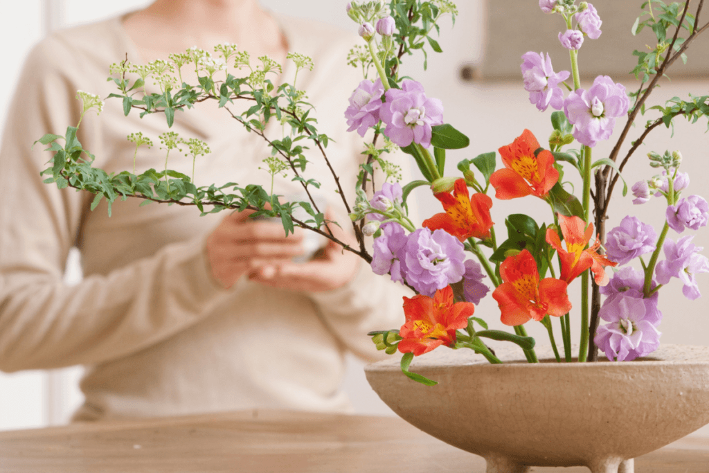 生け花を飾る人